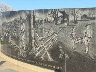 ROCHESTER, MN - 22 Nisan 2025 'te Rochester, Minnesota' da görülen Asker Saha Gazileri Anıtı.