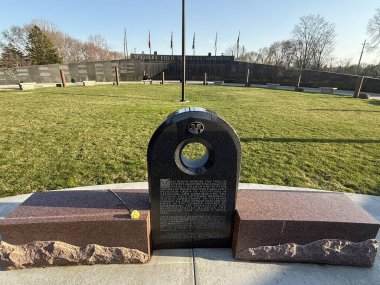 ROCHESTER, MN - 22 Nisan 2025 'te Rochester, Minnesota' da görülen Asker Saha Gazileri Anıtı.