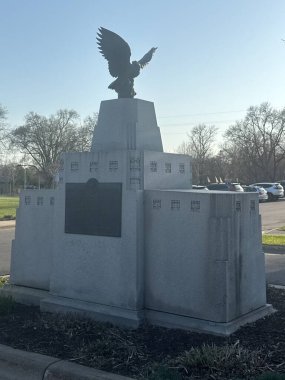 ROCHESTER, MN - 22 Nisan 2025 'te Rochester, Minnesota' da görülen Asker Saha Gazileri Anıtı.