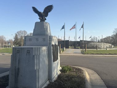 ROCHESTER, MN - 22 Nisan 2025 'te Rochester, Minnesota' da görülen Asker Saha Gazileri Anıtı.
