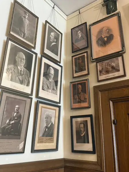 ROCHESTER, MN - 22 Nisan 2025 'te Rochester, Minnesota' daki Mayo Klinik organizasyonunun tarihi Plummer binası.