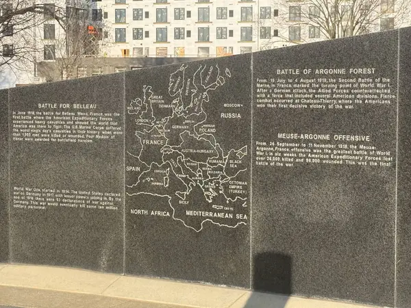 ROCHESTER, MN - 22 Nisan 2025 'te Rochester, Minnesota' da görülen Asker Saha Gazileri Anıtı.