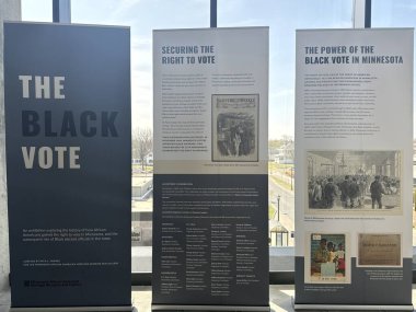 MINNEAPOLIS, MN - 23 Nisan 2025 'te Minneapolis, Minnesota' daki Minnesota Afrika Amerikan Mirası Müzesi 'nde sergi.