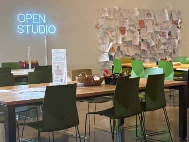 MINNEAPOLIS MN - 23 Nisan 2025 'te Minneapolis' teki Minnesota Üniversitesi Weisman Sanat Üniversitesi 'nde Açık Stüdyo.