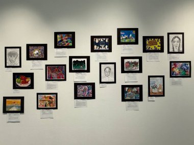 ROCHESTER, MN - 23 Nisan 2025 'te Rochester, Minnesota' daki Rochester Sanat Merkezi 'nde Rochester Devlet Okulları - K-12 Sanat Sergisi.