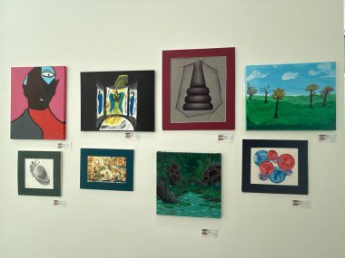 ROCHESTER, MN - 23 Nisan 2025 'te Rochester, Minnesota' daki Rochester Sanat Merkezi 'nde Rochester Devlet Okulları - K-12 Sanat Sergisi.