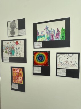 ROCHESTER, MN - 23 Nisan 2025 'te Rochester, Minnesota' daki Rochester Sanat Merkezi 'nde Rochester Devlet Okulları - K-12 Sanat Sergisi.
