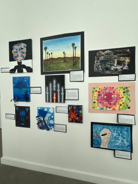 ROCHESTER, MN - 23 Nisan 2025 'te Rochester, Minnesota' daki Rochester Sanat Merkezi 'nde Rochester Devlet Okulları - K-12 Sanat Sergisi.