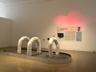 23 Nisan 2025 'te Rochester, Minnesota' daki Rochester Sanat Merkezi 'nde Mini Golf + Sandalyeler sergisi açıldı..