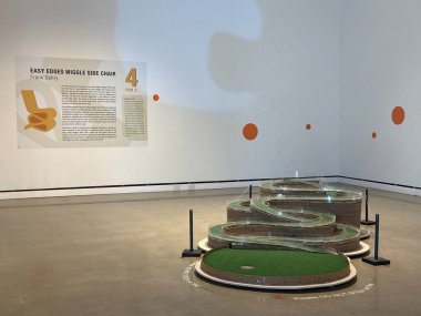 23 Nisan 2025 'te Rochester, Minnesota' daki Rochester Sanat Merkezi 'nde Mini Golf + Sandalyeler sergisi açıldı..