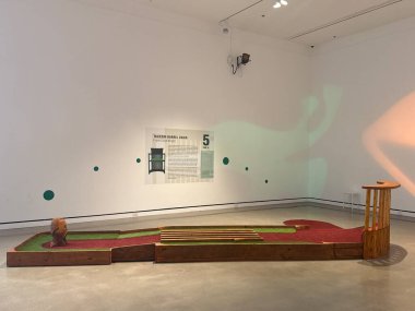 23 Nisan 2025 'te Rochester, Minnesota' daki Rochester Sanat Merkezi 'nde Mini Golf + Sandalyeler sergisi açıldı..