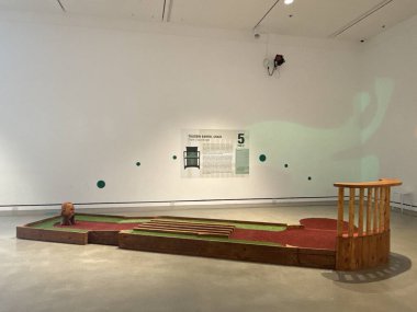 23 Nisan 2025 'te Rochester, Minnesota' daki Rochester Sanat Merkezi 'nde Mini Golf + Sandalyeler sergisi açıldı..