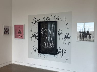 23 Nisan 2025 'te Rochester, Minnesota' daki Rochester Sanat Merkezi 'nde Kathleen Hawkes' ın kaçırdığı Kiraz Çiçekleri sergisi..