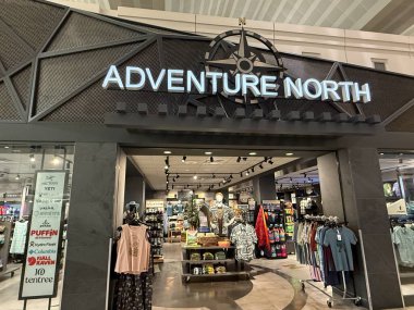 ST PAUL, MN - 23 Nisan 2025 'te Minneapolis-Saint Paul Uluslararası Havalimanı' ndaki Macera Kuzesi mağazası.