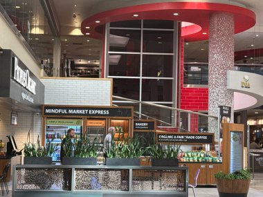 ST PAUL, MN - 23 Nisan 2025 'te Minneapolis-Saint Paul Uluslararası Havalimanı' nda Duty Free Shops.