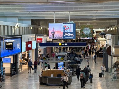 ST PAUL, MN - 23 Nisan 2025 'te Minneapolis-Saint Paul Uluslararası Havalimanı' nda Duty Free Shops.