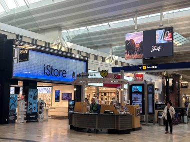ST PAUL, MN - 23 Nisan 2025 'te Minneapolis-Saint Paul Uluslararası Havalimanı' nda iStore 'da görüldü..