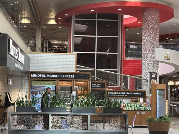 ST PAUL, MN - 23 Nisan 2025 'te Minneapolis-Saint Paul Uluslararası Havalimanı' nda Duty Free Shops.