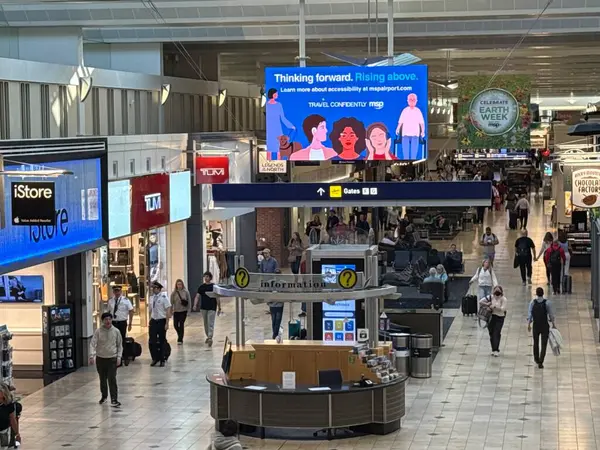 ST PAUL, MN - 23 Nisan 2025 'te Minneapolis-Saint Paul Uluslararası Havalimanı' nda Duty Free Shops.