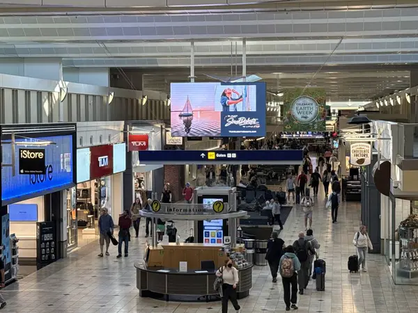 ST PAUL, MN - 23 Nisan 2025 'te Minneapolis-Saint Paul Uluslararası Havalimanı' nda Duty Free Shops.