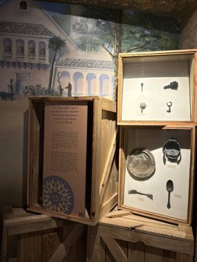 JACKSONVILLE, FL - 22 Şubat 2025 'te Jacksonville, Florida' daki MOSH 'ta (Bilim ve Tarih Müzesi) Zaman Akıntıları sergisi.