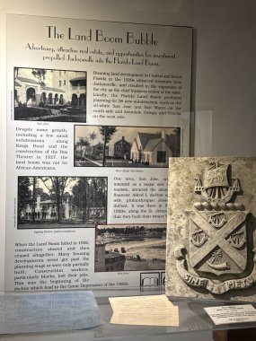 JACKSONVILLE, FL - 22 Şubat 2025 'te Jacksonville, Florida' daki MOSH 'ta (Bilim ve Tarih Müzesi) Zaman Akıntıları sergisi.