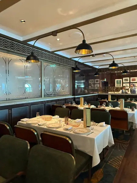 CAPE CANAVERAL, FL - 20 Şubat 1923 'te Disney Treasure yolcu gemisiyle Florida Cape Canaveral' dan ayrılan Restoran, 20 Şubat 2025 'te görüldüğü gibi.