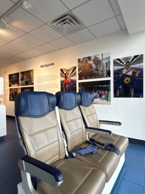 JACKSONVILLE, FL - 23 Şubat 2025 'te Jacksonville, Florida' daki JAX Havaalanı 'nda Güneybatı Havayolları sergisi.