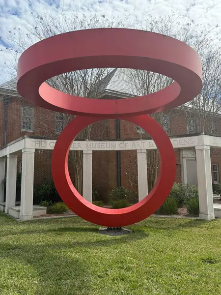 JACKSONVILLE, FL - 23 Şubat 2025: Jacksonville, Florida 'daki Cummer Sanat ve Bahçeler Müzesi' nde Kulak Halkaları Heykeli Denizi.