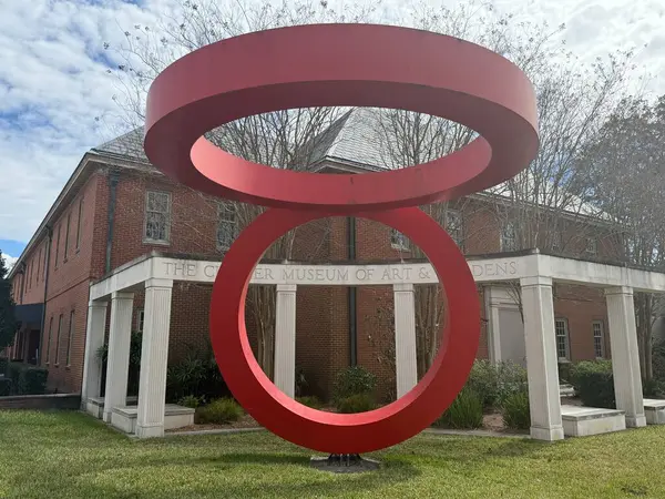 JACKSONVILLE, FL - 23 Şubat 2025: Jacksonville, Florida 'daki Cummer Sanat ve Bahçeler Müzesi' nde Kulak Halkaları Heykeli Denizi.