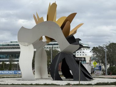 TAMPA, FL - 14 Şubat 2025 'te Tampa, Florida' da George Sugarman 'ın heykeli.