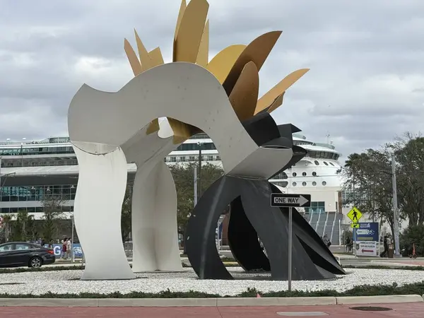 TAMPA, FL - 14 Şubat 2025 'te Tampa, Florida' da George Sugarman 'ın heykeli.