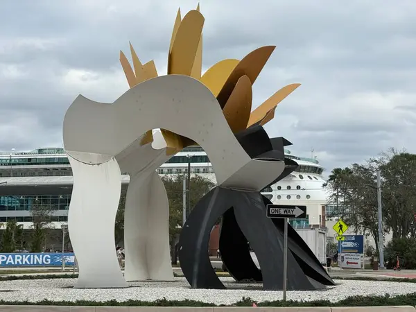 TAMPA, FL - 14 Şubat 2025 'te Tampa, Florida' da George Sugarman 'ın heykeli.