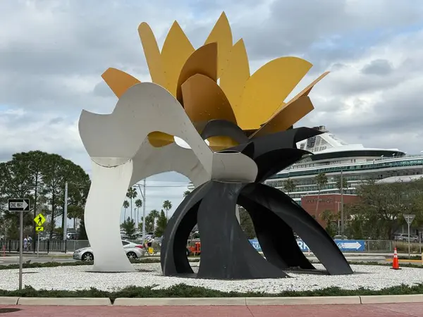 TAMPA, FL - 14 Şubat 2025 'te Tampa, Florida' da George Sugarman 'ın heykeli.