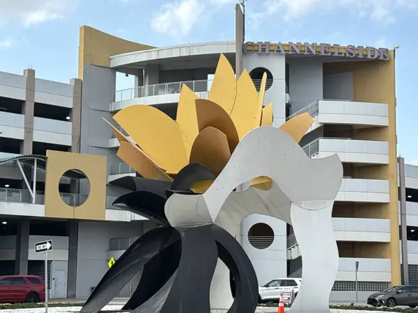 TAMPA, FL - 14 Şubat 2025 'te Tampa, Florida' da George Sugarman 'ın heykeli.