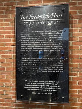 NASHVILLE, TN - 2 Mart 2025 'te Nashville, Tennessee' deki Belmont Üniversitesi 'nde sanat eserleri ve heykeller.