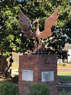 NASHVILLE, TN - 2 Mart 2025 'te Nashville, Tennessee' deki Belmont Üniversitesi 'nde sanat eserleri ve heykeller.