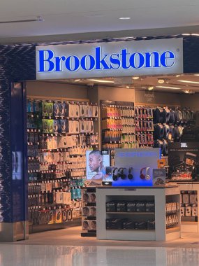 2 Mart 2025 'te Nashville, Tennessee' deki Nashville Uluslararası Havalimanı 'ndaki Brookstone mağazasında görüldü..