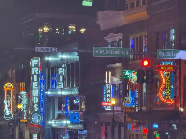Nashville, Tennessee 'de Broadway, 2 Mart 2025' te görüldüğü gibi..
