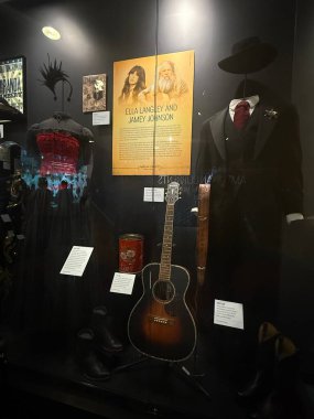 NASHVILLE, TN - 28 Şubat 2025 'te Nashville, Tennessee' deki Country Music Hall of Fame ve Museum 'da sergilenen Amerikan Akıntıları.