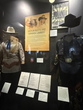 NASHVILLE, TN - 28 Şubat 2025 'te Nashville, Tennessee' deki Country Music Hall of Fame ve Museum 'da sergilenen Amerikan Akıntıları.