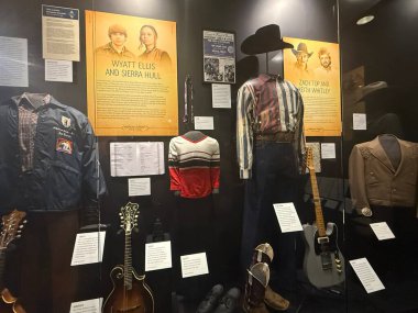 NASHVILLE, TN - 28 Şubat 2025 'te Nashville, Tennessee' deki Country Music Hall of Fame ve Museum 'da sergilenen Amerikan Akıntıları.