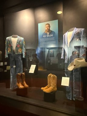 NASHVILLE, TN - 28 Şubat 2025 'te Nashville, Tennessee' deki Country Music Hall of Fame ve Museum 'da Amerikan akıntıları sergisi.