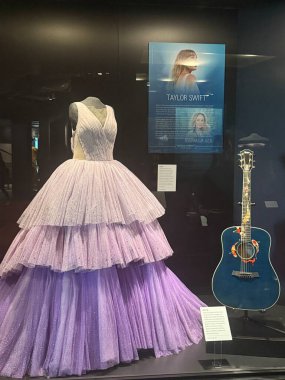 NASHVILLE, TN - 28 Şubat 2025 'te Nashville, Tennessee' deki Country Music Hall of Fame ve Museum 'da sergilenen Amerikan Akıntıları.