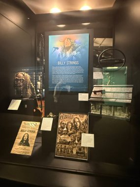 NASHVILLE, TN - 28 Şubat 2025 'te Nashville, Tennessee' deki Country Music Hall of Fame ve Museum 'da sergilenen Amerikan Akıntıları.