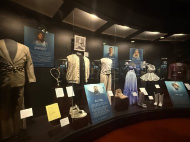 NASHVILLE, TN - 28 Şubat 2025 'te Nashville, Tennessee' deki Country Music Hall of Fame ve Museum 'da sergilenen Amerikan Akıntıları.