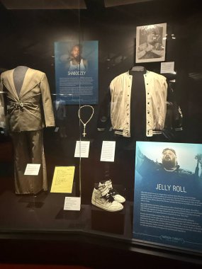 NASHVILLE, TN - 28 Şubat 2025 'te Nashville, Tennessee' deki Country Music Hall of Fame ve Museum 'da sergilenen Amerikan Akıntıları.