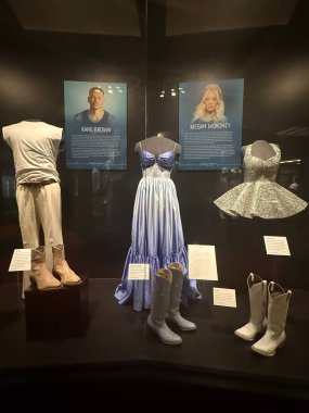 NASHVILLE, TN - 28 Şubat 2025 'te Nashville, Tennessee' deki Country Music Hall of Fame ve Museum 'da sergilenen Amerikan Akıntıları.