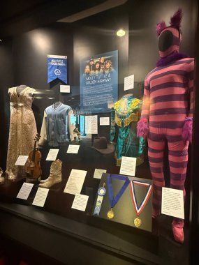 NASHVILLE, TN - 28 Şubat 2025 'te Nashville, Tennessee' deki Country Music Hall of Fame ve Museum 'da sergilenen Amerikan Akıntıları.