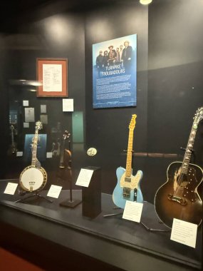 NASHVILLE, TN - 28 Şubat 2025 'te Nashville, Tennessee' deki Country Music Hall of Fame ve Museum 'da sergilenen Amerikan Akıntıları.